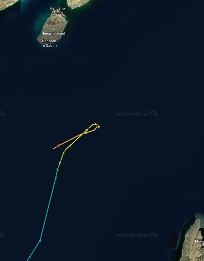 دراپ سایت: دو نفتکش قطری حامل محموله کامل گاز طبیعی مایع پس از تلاش برای خروج از تنگه هرمز، به عقب بازگشتند / این تلاش برای عبور از تنگه از آن جهت بسیار مورد توجه بود که از زمان آغاز جنگ هیچ نفتکش حامل گاز مایع نتوانسته با موفقیت از تنگه هرمز خارج شود/ عملاً حدود ۲۰ درصد از عرضه جهانی گاز طبیعی مایع در داخل این منطقه محبوس شده