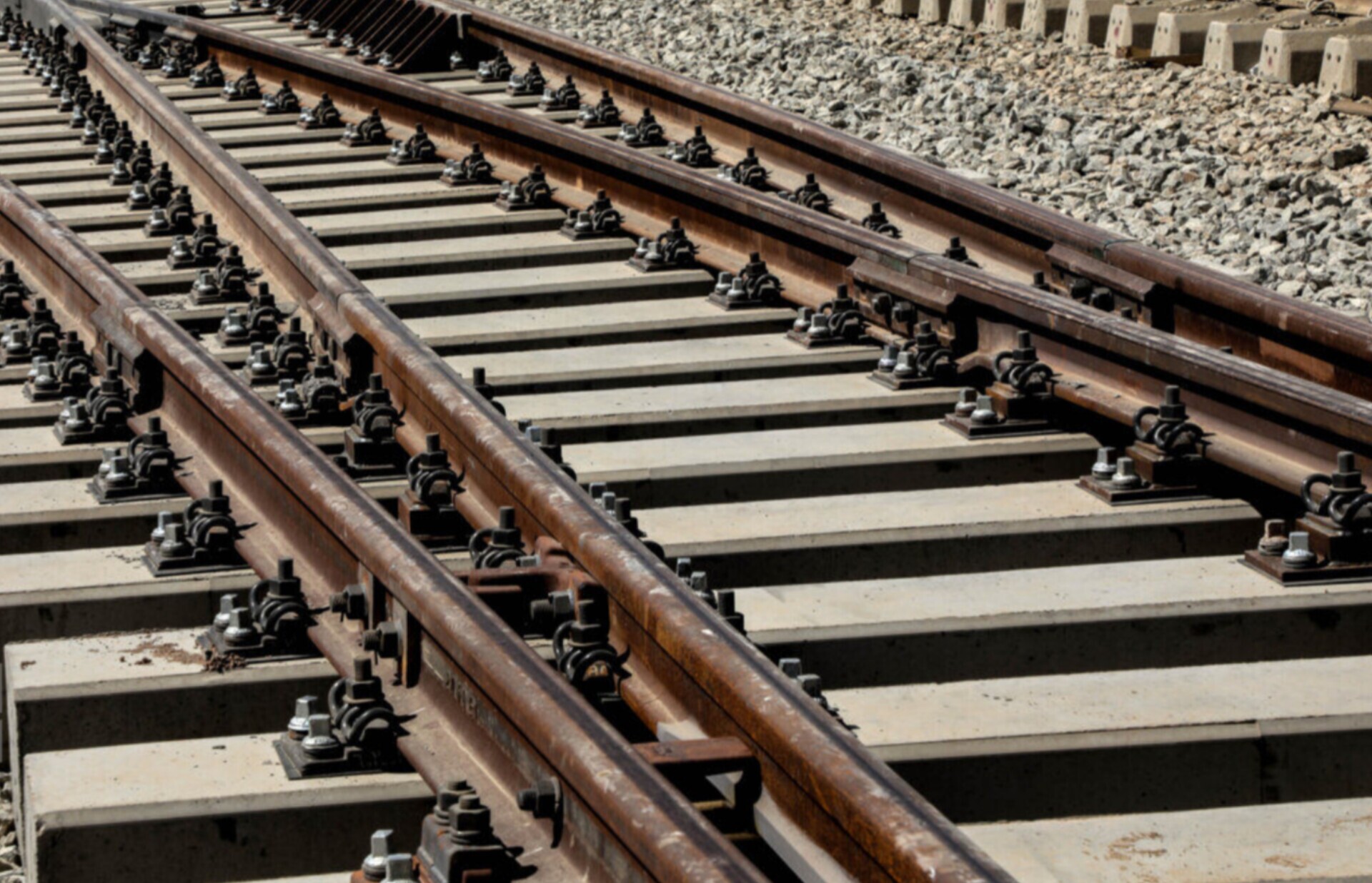 استانداری: حمله به پل راه‌آهن کاشان/ ۲ نفر شهید و ۳ تن مجروح شدند