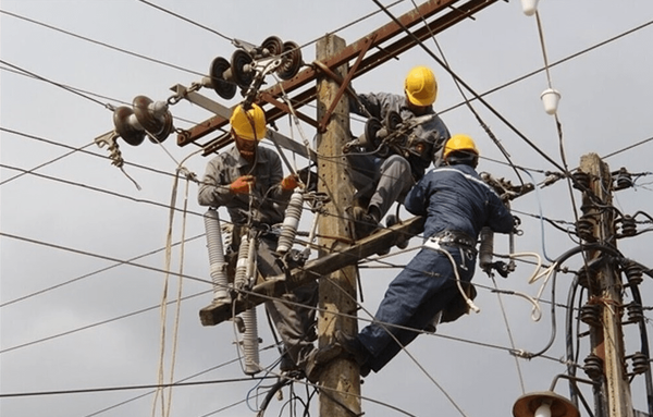شرکت برق: ۸۰ درصد برق شرق البرز که در اثر حملات قطع شده بود، وصل شد