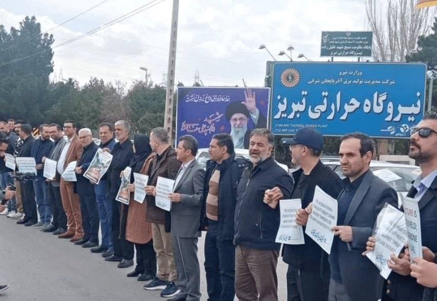تصاویر: تشکیل زنجیره انسانی در مقابل نیروگاه حرارتی تبریز