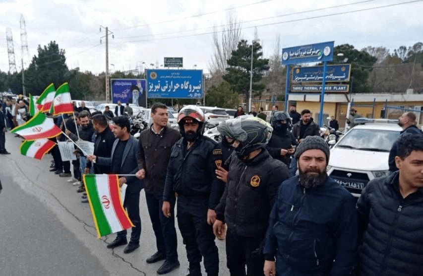 تصاویر: تشکیل زنجیره انسانی در مقابل نیروگاه حرارتی تبریز