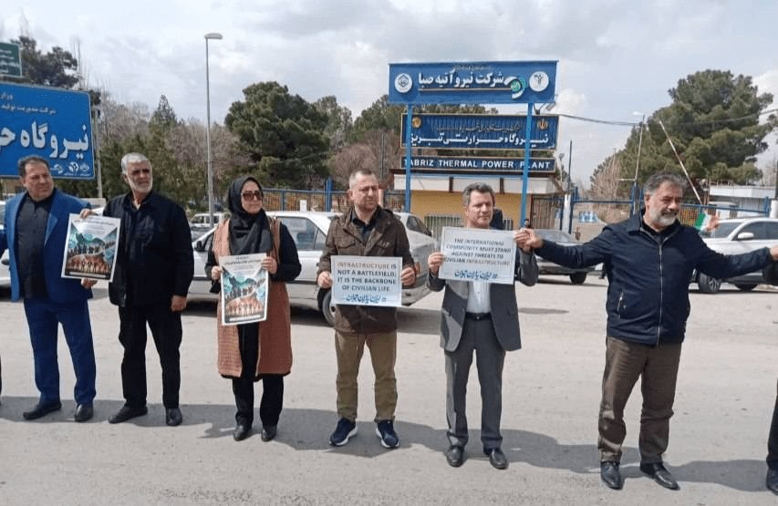 تصاویر: تشکیل زنجیره انسانی در مقابل نیروگاه حرارتی تبریز