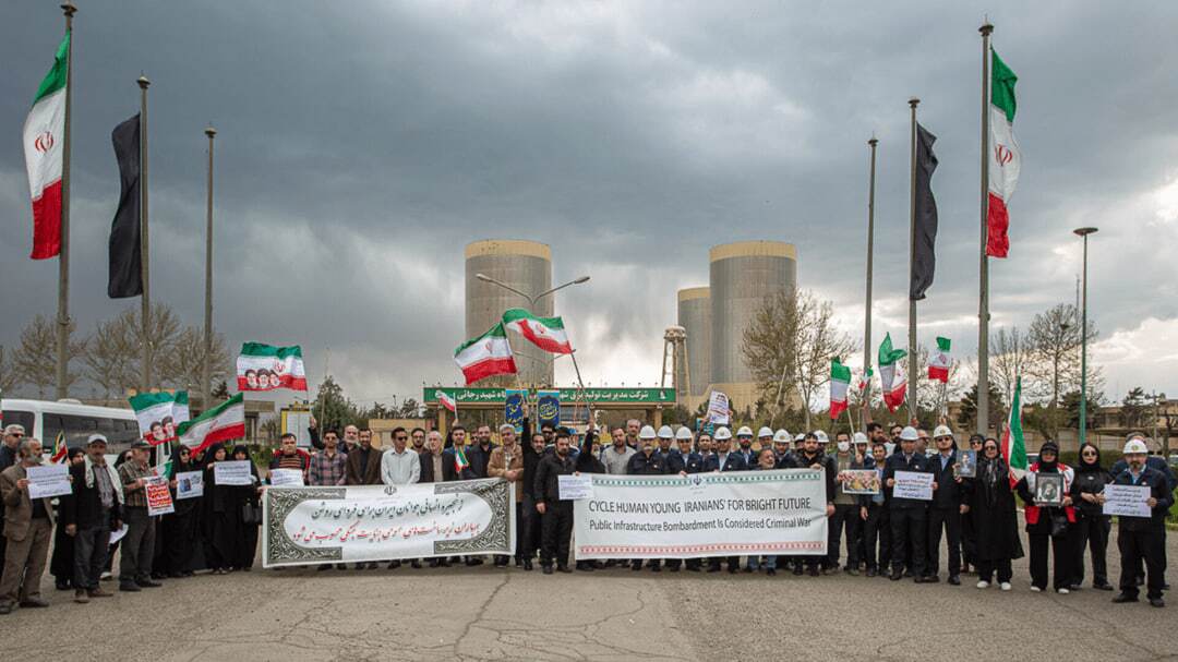 تصاویر: زنجیره انسانی مقابل نیروگاه شهید رجایی قزوین