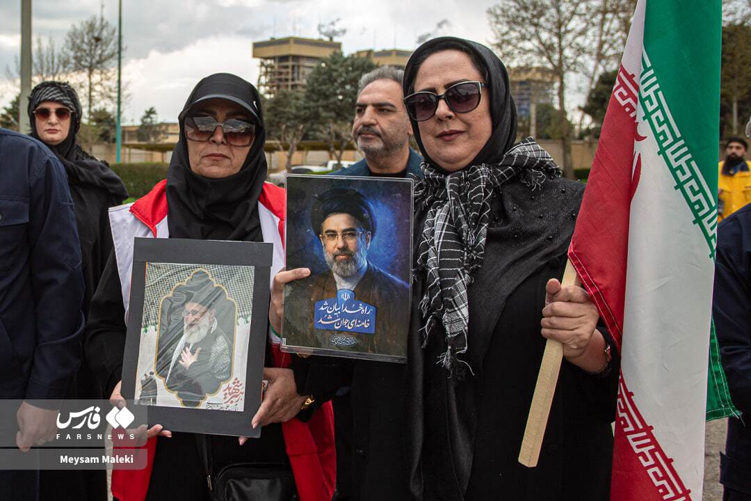 تصاویر: زنجیره انسانی مقابل نیروگاه شهید رجایی قزوین