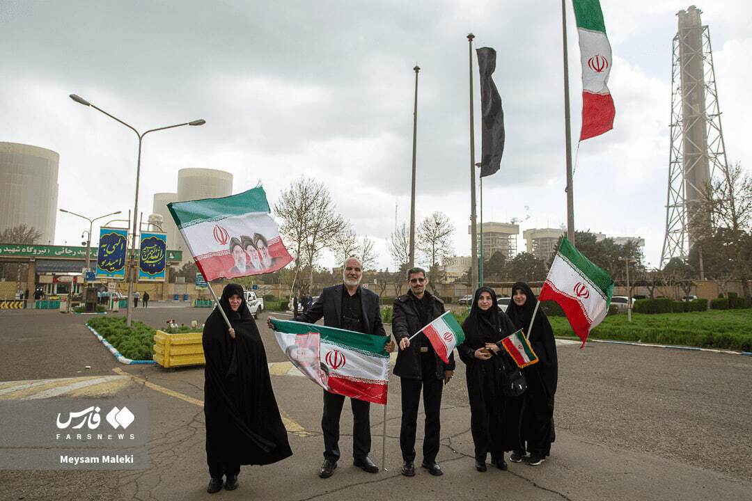 تصاویر: زنجیره انسانی مقابل نیروگاه شهید رجایی قزوین