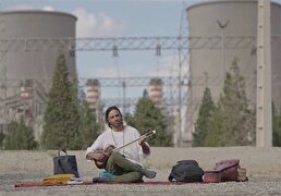 ببینید / علی قمصری در روز دوم حضورش کنار نیروگاه برق دماوند، «وطن من» را نواخت