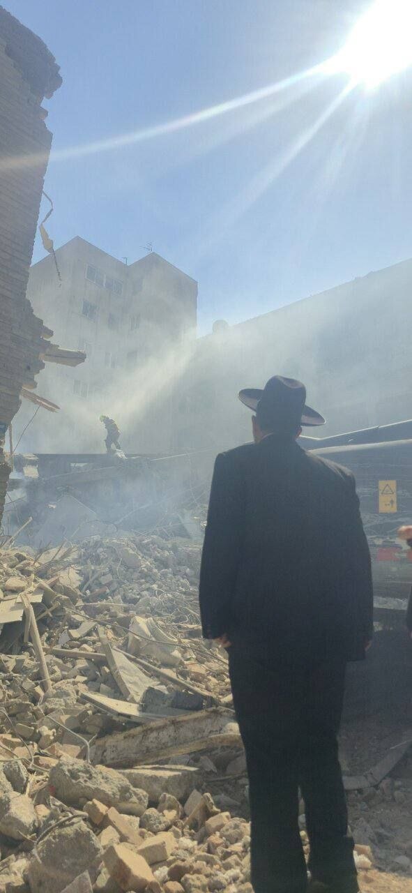 عکس / رهبر کلیمیان بر ویرانه‌های کنیسه‌‎‌ای در مرکز تهران