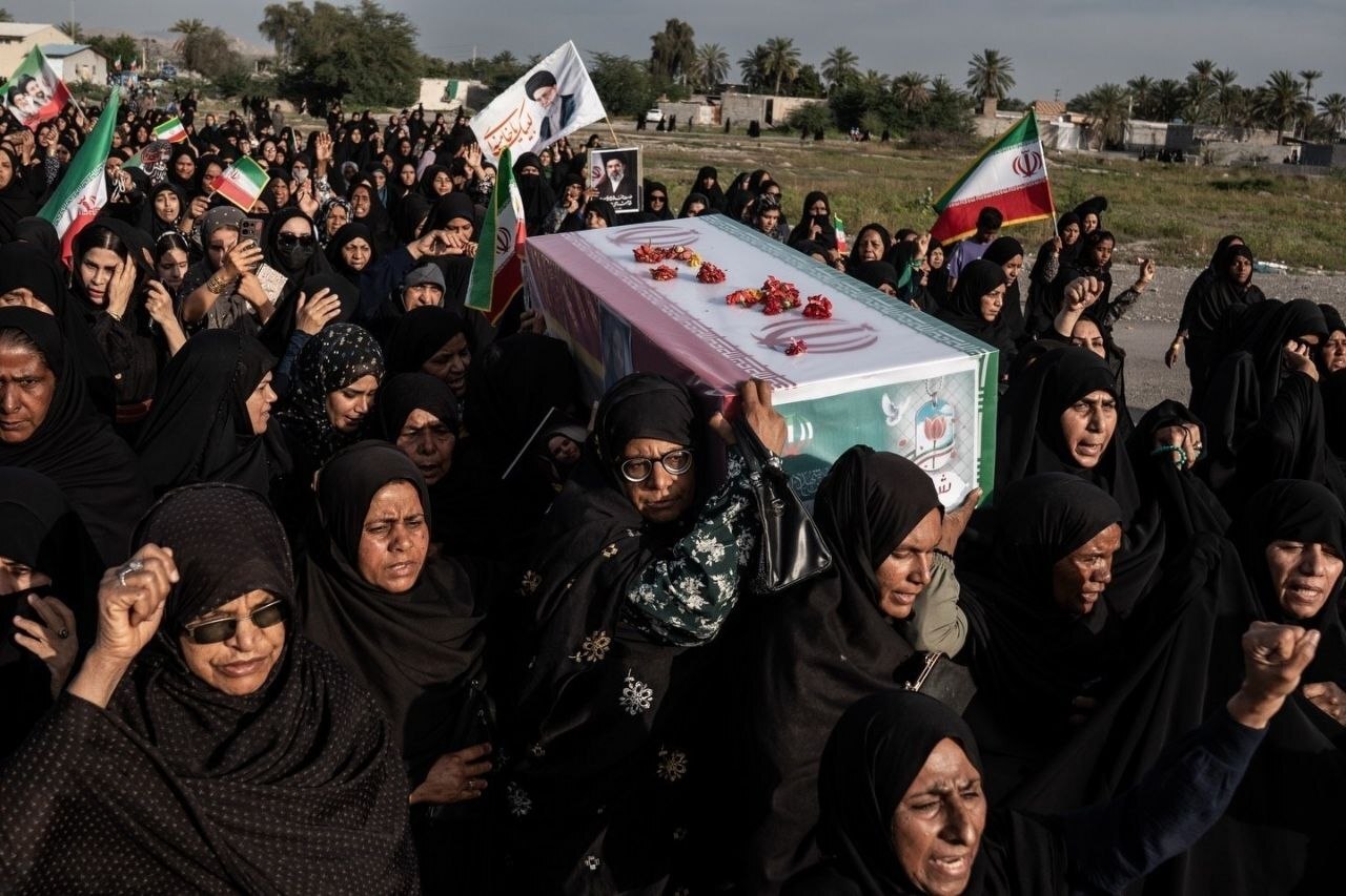 تصاویر: تشییع پیکر دانش‌آموز شهید «محمدطا‌ها جعفری»، از شهدای مدرسه میناب پس از ۳۰ روز چشم‌انتظاری