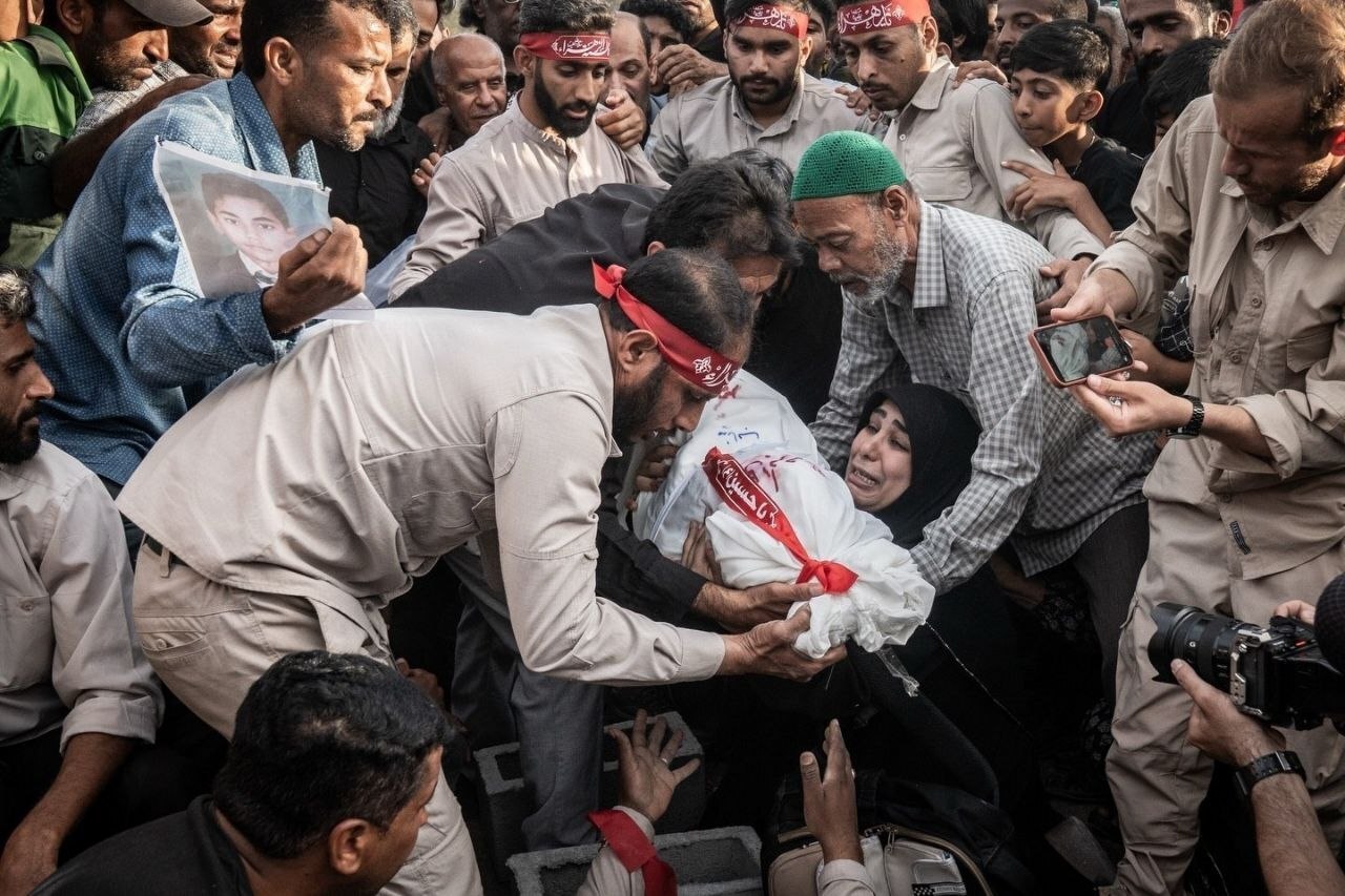 تصاویر: تشییع پیکر دانش‌آموز شهید «محمدطا‌ها جعفری»، از شهدای مدرسه میناب پس از ۳۰ روز چشم‌انتظاری