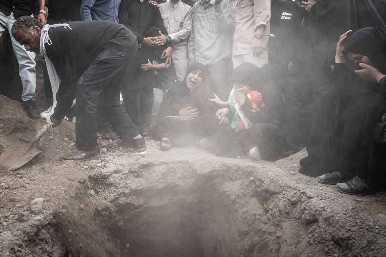 تصاویر: تشییع پیکر دانش‌آموز شهید «محمدطا‌ها جعفری»، از شهدای مدرسه میناب پس از ۳۰ روز چشم‌انتظاری