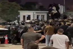 ببینید / حمله معترضان عراقی به کنسولگری کویت در بصره