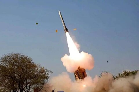 رسانه‌های عبری: به نظر می‌رسد که ایران برنامه‌های زمانی جنگ را کنترل می‌کند، زیرا گام‌ها را آغاز می‌کند و واشنگتن و تل‌آویو مجبور به پاسخگویی هستند/ ترامپ در یک وضعیت پیچیده در مورد تنگه هرمز گیر کرده؛ اگر در این خصوص اصرار کند، ممکن است وارد جنگی طولانی‌تر شود