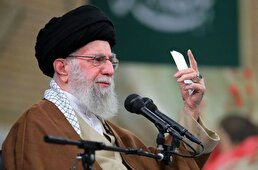 ببینید/ آئین گل مالی مردم خرم‌آباد در چهلم شهادت رهبر انقلاب