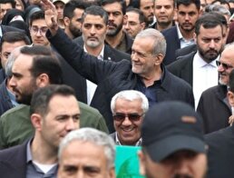 ببینید/ حضور پزشکیان در تجمعات میدان جمهوری تهران در پی چهلمین روز شهادت رهبر انقلاب