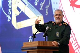 ببینید/ بوسه مادر سردار شهید پاکپور بر تصویر فرزندش