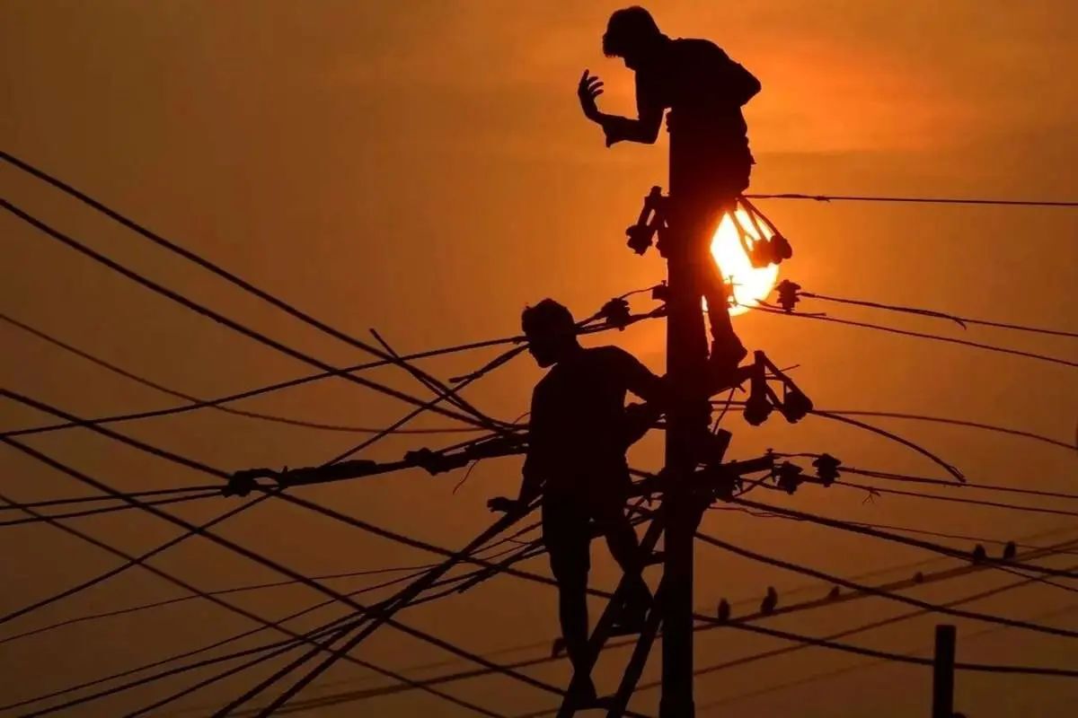 واکنش استانداری مازندران به شایعه حمله: در پی بروز مشکل فنی در شبکه برق مناطق غربی، بخشی از سایت‌های مخابراتی نیز دچار خاموشی شده/ این موضوع به اختلال موقت در ارتباطات برخی نقاط منجر شده