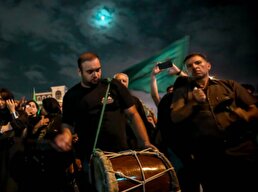 ببینید/  دمام زنی در خیابان امام رضا (ع) مشهد همزمان با اربعین رهبر شهید انقلاب