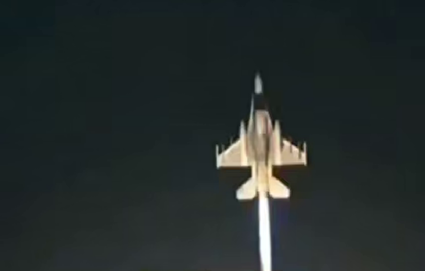 ببینید / تیم مذاکره‌کننده ایرانی با استقبال جنگنده‌های پاکستانی، وارد این کشور شد