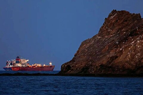 نیویورک‌تایمز: پس از اعلام آتش‌بس همچنان شرکت‌های کشتیرانی نسبت به اعزام شناور‌ها به داخل تنگه هرمز محتاط هستند، یعنی بخش قابل توجهی از نفت جهان در خلیج فارس گرفتار شده/ برخی از کشور‌های آسیایی که به شدت به سوخت خلیج فارس وابسته هستند، با کمبود مواجه شده‌اند/ پمپ بنزین‌ها در ویتنام و تایلند سوخت ندارند و مشتریان را رد کرده‌اند؛ بسیاری از کشور‌های دیگر هم دور کاری را اجباری کرده‌اند