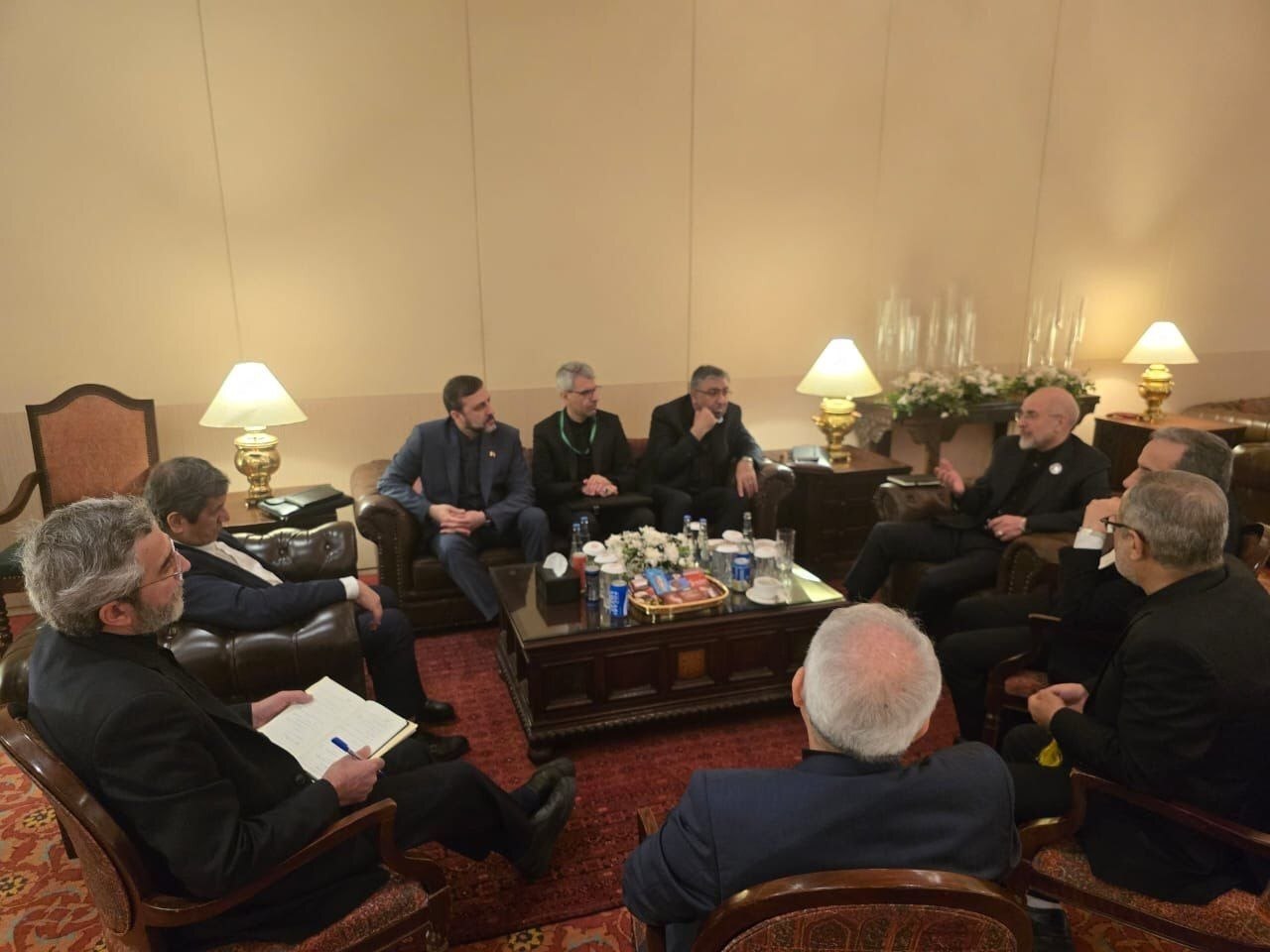 صداوسیما: هیئت ایرانی به ریاست قالیباف و همراهی عراقچی، احمدیان، دبیر شورای دفاع و همتی، رئیس بانک مرکزی وارد پاکستان شد