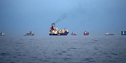 ببینید / فارس: کشتی‌ها در تنگهٔ هرمز هنوز منتظر مجوز ایران هستند