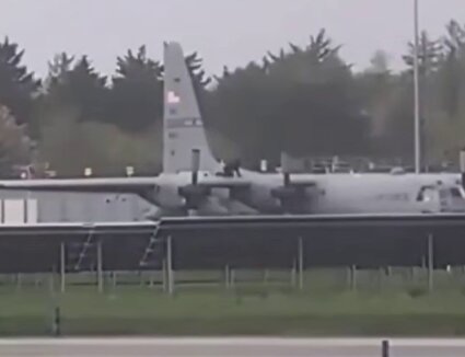 ببینید / حمله با تبر به هواپیمای سی-۱۳۰ آمریکا در ایرلند
