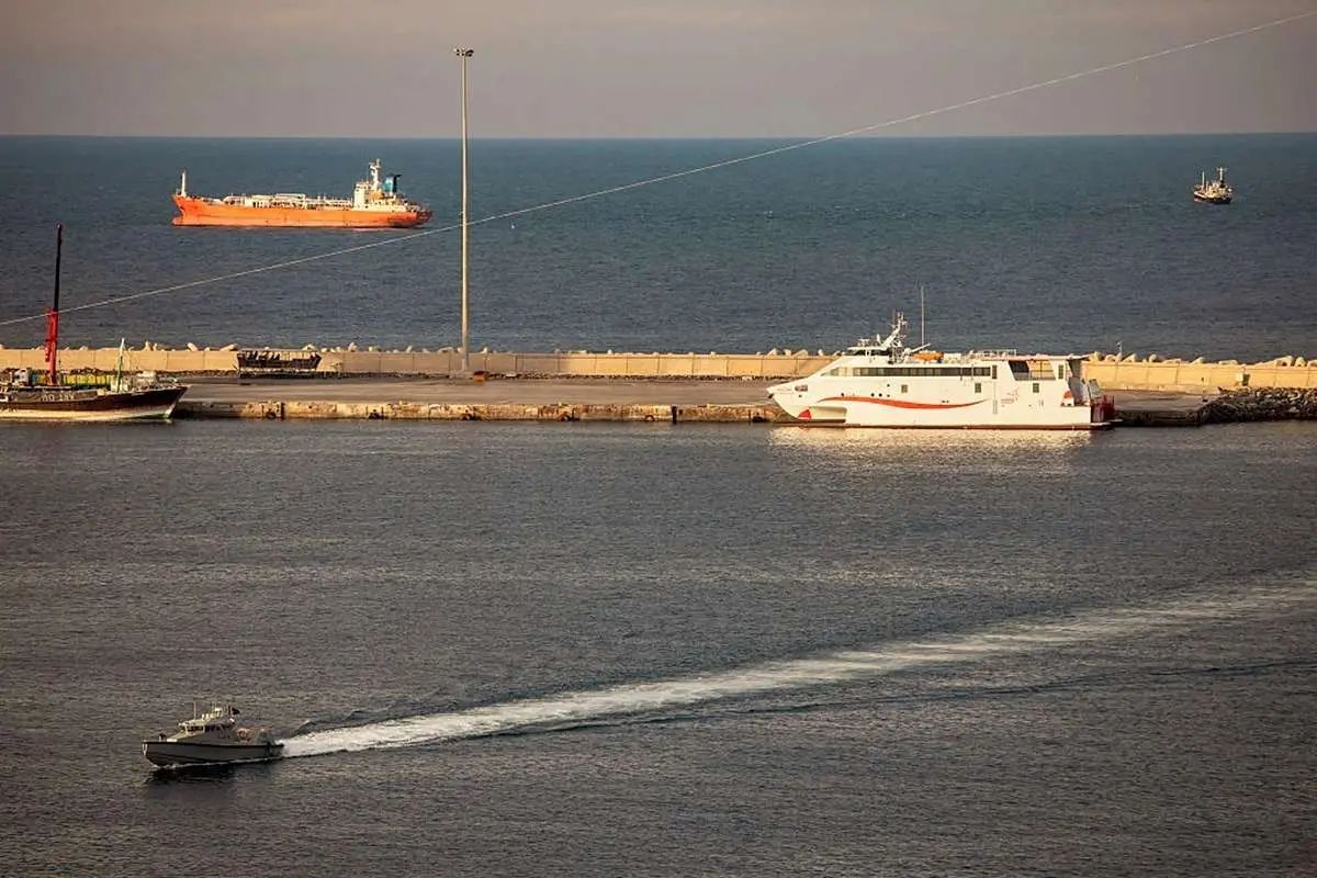 نیویورک‌تایمز: مذاکرات ایران و آمریکا در سه موضوع تنگه هرمز، اورانیوم غنی شده و دارایی‌های مسدود شده ایران به بن‌بست رسیده/ واشنگتن خواستار بازگشایی فوری تنگه هرمز  است، [ولی] ایران تا رسیدن به توافق نهایی از اهرم خود کوتاه نمی‌آید/ ایران همچنین آزادسازی حدود ۲۷ میلیارد دلار از درآمدهای خود را می‌خواهد