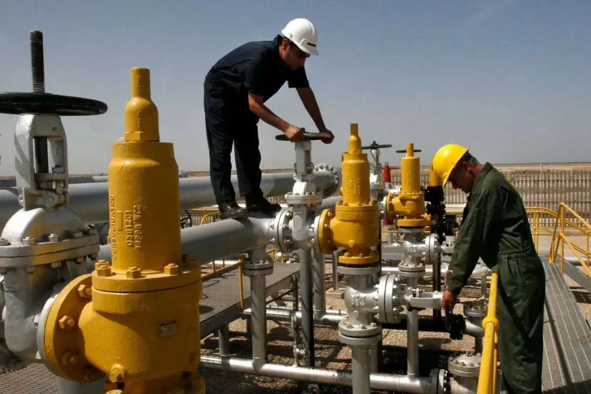 شرکت پخش فرآورده‌های نفتی: در عمده تاسیسات آسیب دیده، ظرف ۱ تا ۲ ماه می‌توانیم به ۸۰ درصد ظرفیت قبل برگردیم/ در یک فاز بلند مدت‌تر هم می‌توانیم به ۱۰۰ درصد ظرفیت قبل از تهاجم دست پیدا کنیم