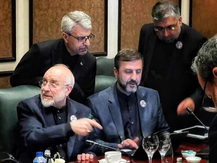 مذاکرات یک روز تمدید شد / الجزیره: پاکستان امیدوار است که چیزی از این مذاکرات حاصل شود؛ تمدید آتشبس، تردد از تنگه هرمز یا چیزی اساسیتر درباره برنامه هستهای / خبرنگار ریپابلیکای ایتالیا: چارچوبی برای امنیت منطقهای، بازسازی بشردوستانه و آزادسازی داراییهای بلوکهشده تعیین شده؛ بخش دشوار، تنگه هرمز است / سیانان: مذاکرات مثبت بوده اما بنبست درمورد تنگه هرمز ادامه دارد