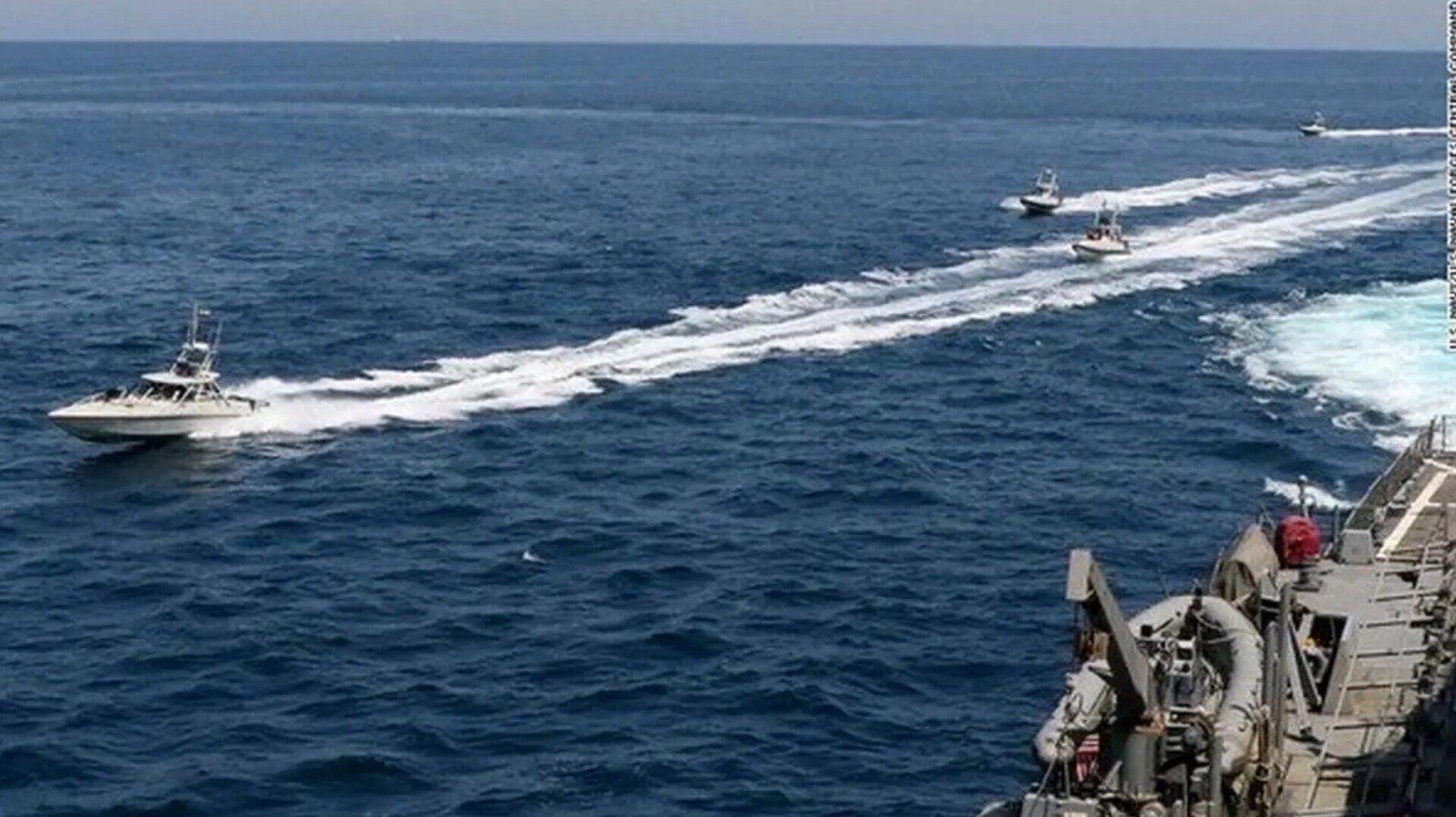 مذاکرات یک روز تمدید شد / الجزیره: پاکستان امیدوار است که چیزی از این مذاکرات حاصل شود؛ تمدید آتش‌بس، تردد از تنگه هرمز یا چیزی اساسی‌تر درباره برنامه هسته‌ای / خبرنگار ریپابلیکای ایتالیا: چارچوبی برای امنیت منطقه‌ای، بازسازی بشردوستانه و آزادسازی دارایی‌های بلوکه‌شده تعیین شده؛ بخش دشوار، تنگه هرمز است / سی‌ان‌ان: مذاکرات مثبت بوده اما بن‌بست درمورد تنگه هرمز ادامه دارد