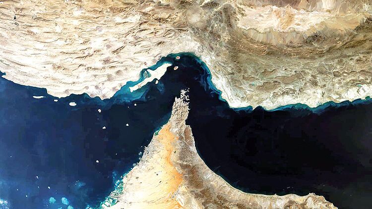 کارشناس بلومبرگ: دو ابر نفت‌کش خالی تلاش کردند از تنگه هرمز عبور کنند، اما درست زمانی که مذاکرات شکست خورد، دور برگردان زدند