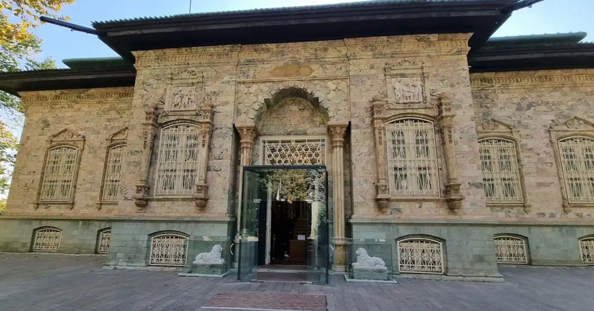 انجمن صنفی مرمتگران ایران: مرمت کاخ سبز مجموعه سعدآباد که در اثر جنگ آسیب دیده، در حال انجام است/ مرحله اول حفاظت اضطراری به مدت دو هفته انجام شد، چون شیروانی کاخ کاملا از بستر سقف جدا شده بود/ مرحله دوم هم در حال انجام است که شامل آواربرداری و مرمت آرایه‌های معماری کاخ است