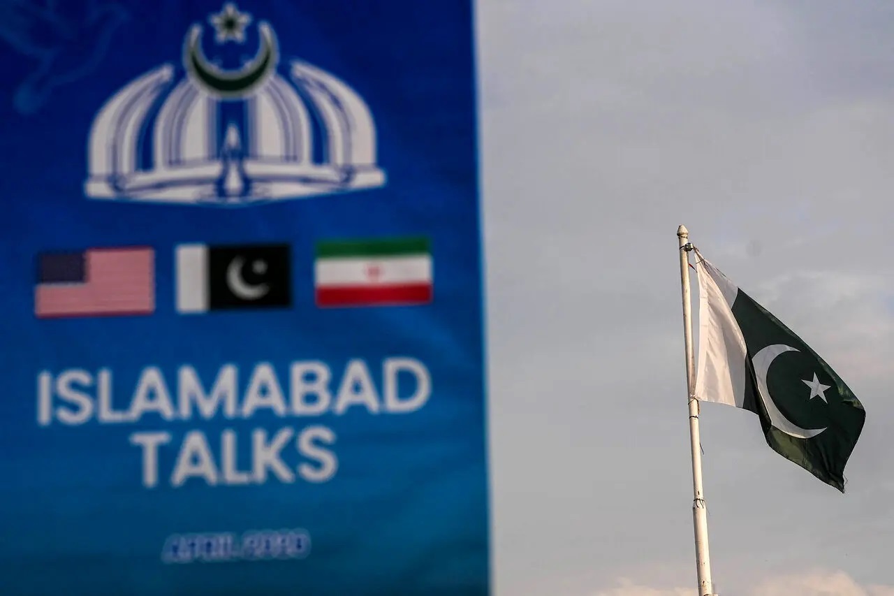 آسوشیتدپرس به نقل از مقامات آمریکایی: دور جدید مذاکرات ممکن است روز پنجشنبه برگزار شود/رویترز: نفتکشی متعلق به یک شرکت چینی روز سه شنبه علیرغم محاصره آمریکا از تنگه هرمز عبور کرد/وال استریت ژورنال: عربستان در حال فشار بر امریکا است تا محاصره تنگه هرمز را پایان دهد و به میز مذاکره بازگردد/منبع پاکستانی: ترامپ خواهان توافق قبل از سفرش به چین در ۱۲ اردیبهشت است