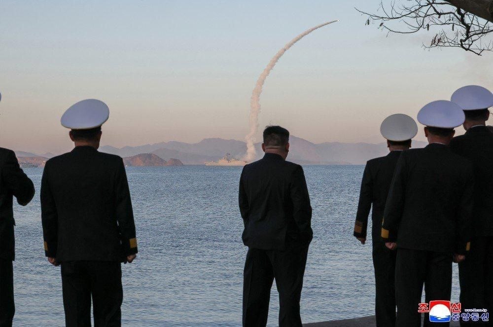 کلش ریپورت: کره شمالی پنج موشک را از ناوشکن جدید خود آزمایش کرد / این پرتاب شامل ۲ موشک کروز استراتژیک و ۳ موشک ضد کشتی بود