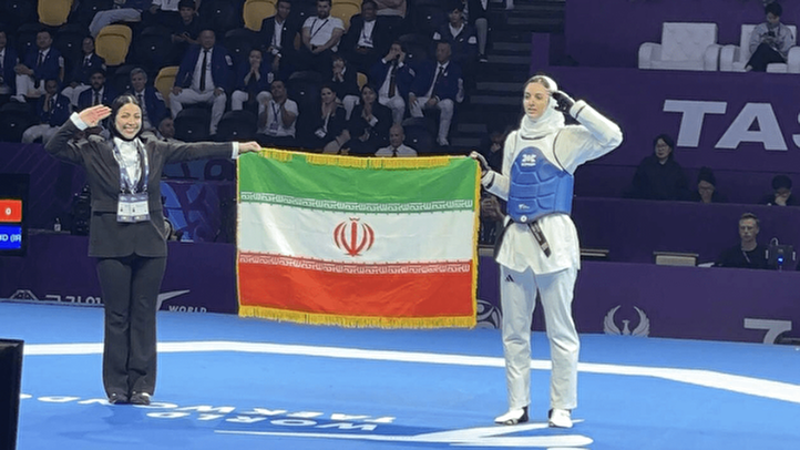 ببینید/  دور افتخار و سلام نظامی حنا زرین کمر با پرچم ایران