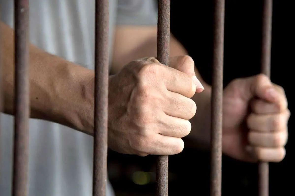 دراپ سایت: «احمد شهاب‌الدین»، روزنامه‌نگار، از سوم مارس در کویت زندانی شده/ اتهامات او شامل نشر اطلاعات نادرست و تهدید امنیت ملی است/ از دلایل بازداشت وی بازنشر کلیپی است که سقوط یک جنگنده آمریکایی را در نزدیکی یک پایگاه در کویت نشان می‌داد