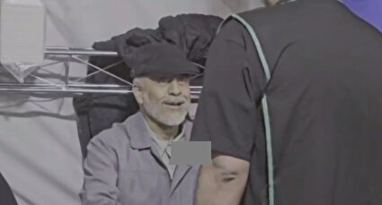 ویدیو / فرمانده قرارگاه جنگ ارتش درحال پخش نذری در تجمع شبانه