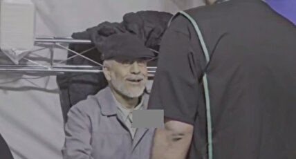 ویدیو / فرمانده قرارگاه جنگ ارتش درحال پخش نذری در تجمع شبانه