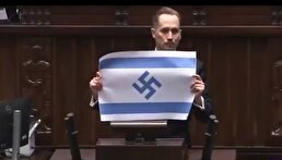 ببینید/ نماینده پارلمان لهستان، پرچم اصلاح شده اسرائیل را به نمایش گذاشت