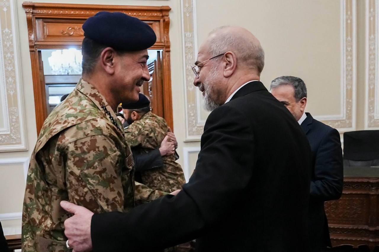 دیدار فرمانده ارتش پاکستان با قالیباف/رویترز: امید‌ها برای تمدید آتش‌بس و برگزاری دور دوم مذاکرات رو به افزایش است/پاکستان: تاکنون اطلاعاتی درباره مکان برگزاری دور دوم مذاکرات در دست نیست/الجزیره: فرمانده ارتش پاکستان به عنوان بخشی از تلاش‌های میانجیگری فردا به واشنگتن می‌رود/سخنگوی ارتش: امیر حاتمی دستور داده بود در صورت تجاوز زمینی به کشور حتی یک نفر از متجاوزین هم زنده نماند