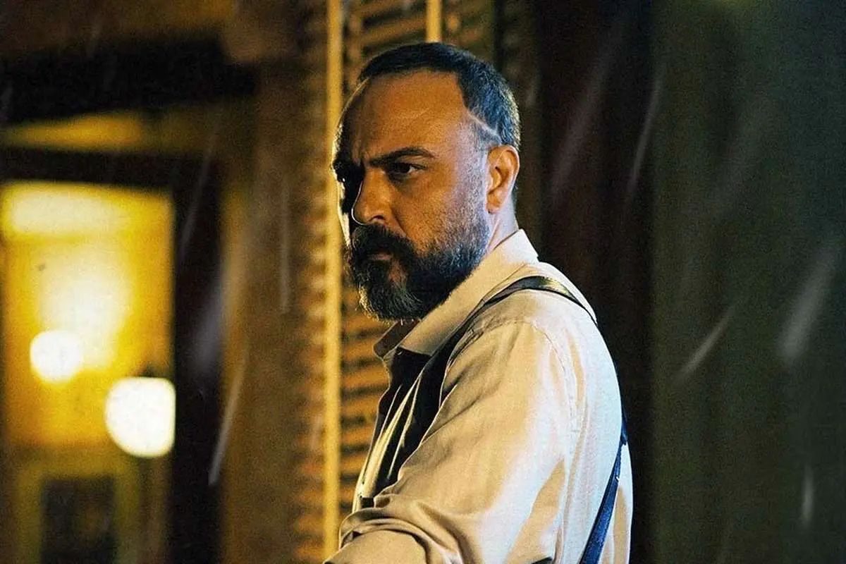 علیرضا کمالی، بازیگر: تاریخ به رسم همیشگی‌ خود فقط تعداد قربانیان در جنگ را یادآور می‌شود و شرحی از کسب و کارهای به ویرانی نشسته، پدران هراسان از تأمین مخارج زندگی و مردان نان‌آور خانواده را نمی‌آورد/ از همکارانم دعوت می‌کنم که با پرداخت بخشی از دستمزد خود از هموطنان آسیب دیده حمایت کنند