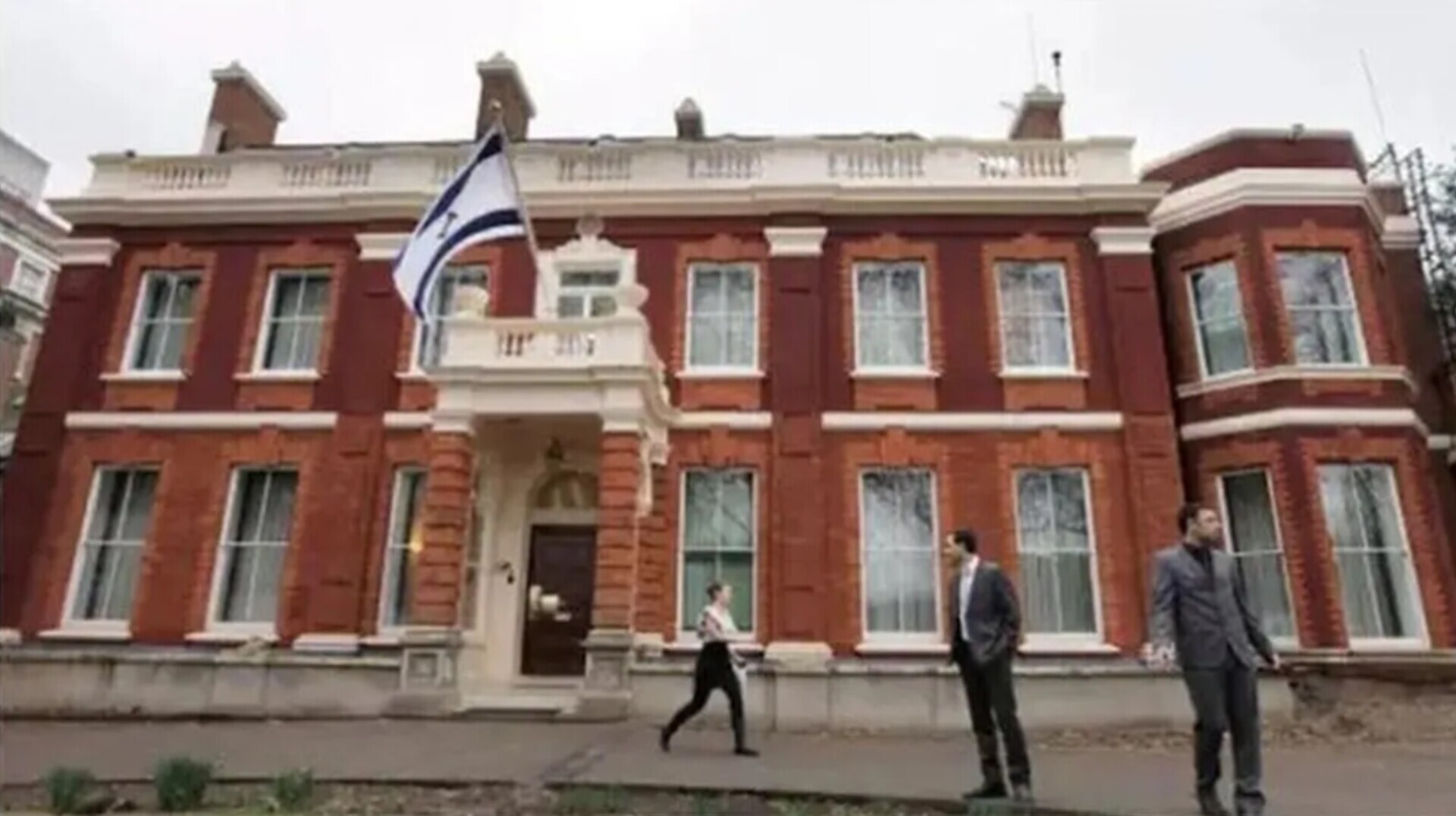 رسانه‌های عبری: در پی وقوع یک حادثه امنیتی مشکوک، تدابیر در اطراف سفارت اسرائیل در لندن افزایش یافته/ گمان می‌رود که با استفاده از پهپاد، مواد خطرناکی به سمت این سفارتخانه پرتاب شده/ پلیس: در حال بررسی این حادثه پس از کشف اشیاء مشکوک در مجاورت سفارتخانه هستیم