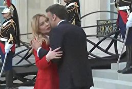 ببینید / استقبال عجیب و خیلی خودمانی مکرون رییس جمهور فرانسه از ملونی نخست وزیر ایتالیا