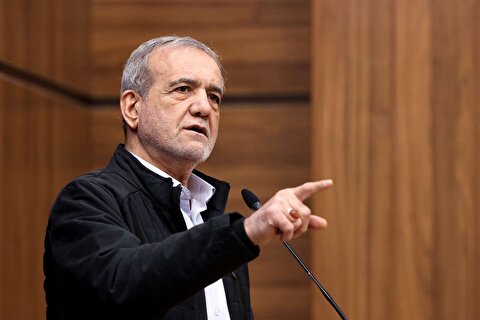 پزشکیان: رئیس‌جمهور آمریکا اعلام می‌کند که ایران نباید از حقوق هسته‌ای خود استفاده کند، اما پاسخ نمی‌دهد به چه جرمی؟ اساساً او چکاره دنیا است که  بتواند ملتی را از حقوق قانونی‌اش محروم کند؟/  در شرایط کنونی قصد تعرض به هیچ طرفی را نداریم/ اگر چه گلایه‌ها و مشکلاتی وجود دارد و قابل انکار نیست، اما امروز زمان طرح اختلافات نیست