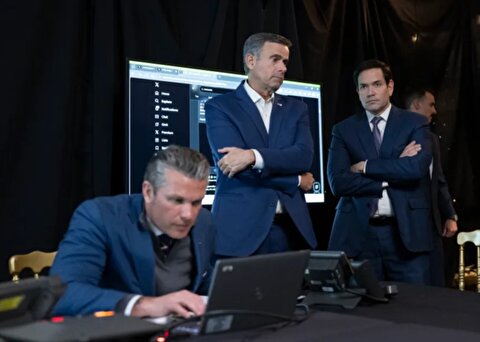 وال استریت ژورنال: در اوج تنش‌های نظامی میان آمریکا و ایران، دستیاران ارشد کاخ سفید ترامپ را از جلسات حساس «اتاق جنگ» کنار گذاشتند/ دلیل این تصمیم، نگرانی از بی‌صبری و واکنش‌های هیجانی او بود/ اطلاعات به صورت گزینشی و در لحظات کلیدی به رئیس‌جمهور آمریکا منتقل می‌شد/ چنین رفتاری در ساختار‌های کلاسیک قدرت کمتر دیده می‌شود و بیانگر سطحی از نگرانی در درون دولت است