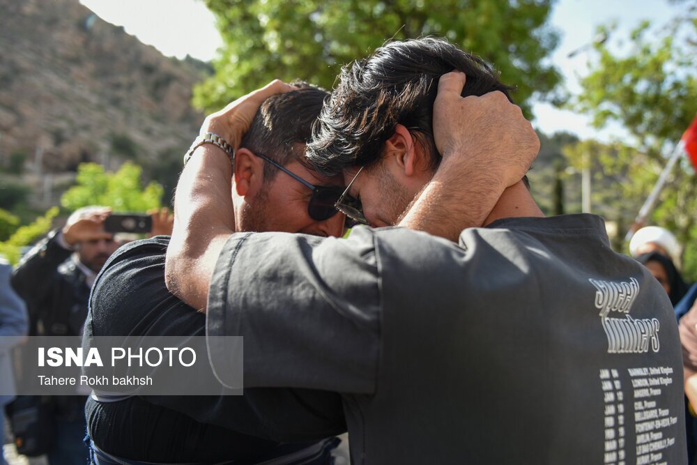 تصاویر: بازگشت ۹ دریادل ناو دنا به شیراز