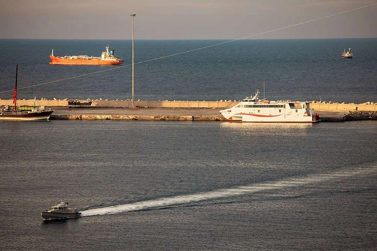 رویترز به نقل از منبع ایرانی: ادامه محاصره تنگه هرمز مذاکرات را تضعیف می‌کند/ توان دفاعی ایران غیر قابل مذاکره است