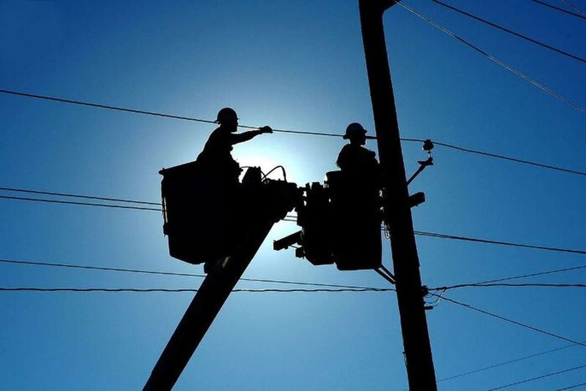 برق منطقه‌ای تهران: با وجود حمله به ۱۵۷ نقطه از تاسیسات برق در تهران، قم و البرز، ۹۷.۵ درصد آن دوباره در مدار قرار گرفت