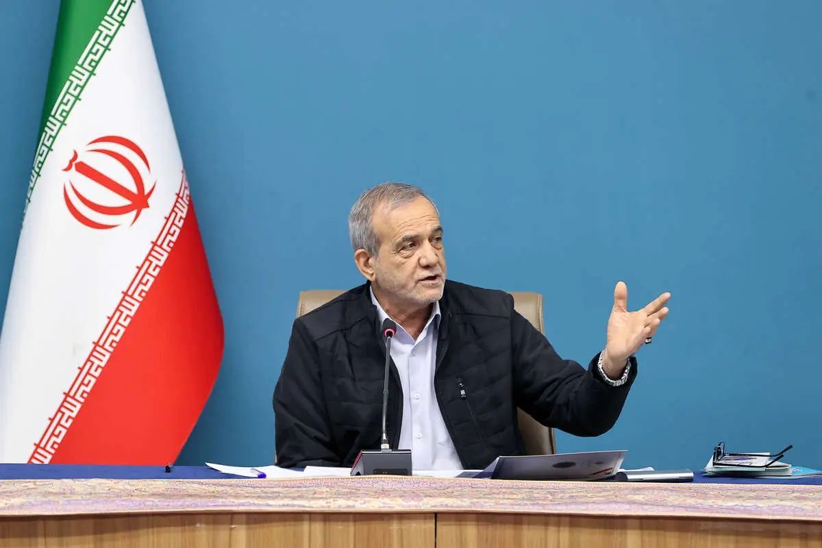 پزشکیان: تلاش می‌کنیم که جنگ با عزت، حکمت و مصلحت به پایان برسد/ ادامه درگیری به نفع ما، طرف مقابل، آینده منطقه و نسل‌های پیش‌رو نیست/ طبیعی است که پس از پایان درگیری‌ها، کشور با چالش‌هایی در حوزه بازسازی، تأمین منابع مالی و کنترل بازار مواجه خواهد شد/ هر میزان که بتوان مسائل را در فضایی آرام مدیریت کرد، به نفع همگان خواهد بود