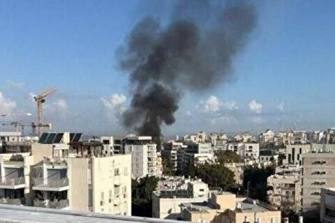 رسانه‌های اسرائیلی: اصابت تکه‌های موشک ایرانی به ۷ نقطه از تل‌آویو/ تخریب گسترده در پایتخت اسرائیل؛ تیم‌های امدادی همچنان در حال جستجوی محل‌های سقوط ترکش‌ها هستند/ ۶ نفر زخمی شدند و یک ساختمان ۴ طبقه آسیب دیده